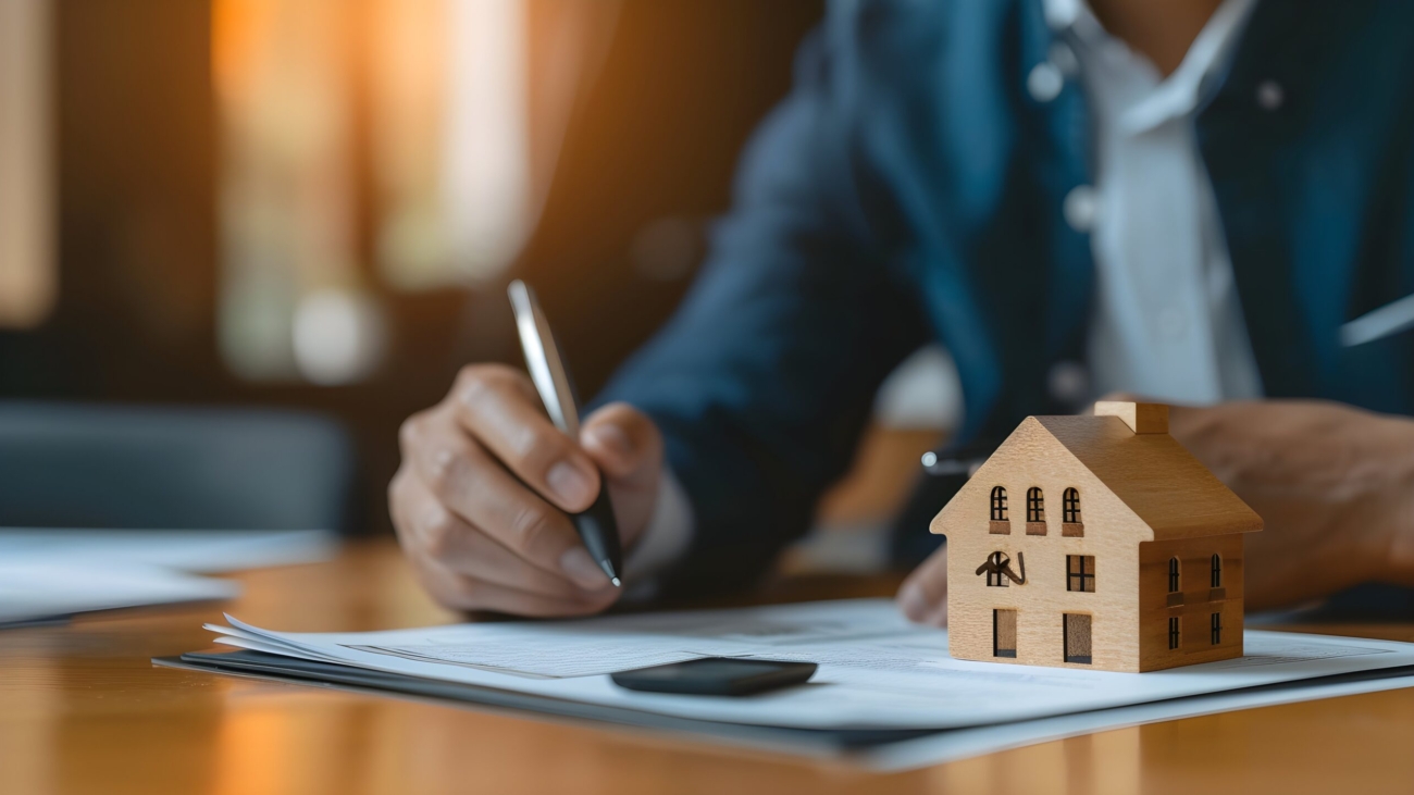 close-up-real-estate-agent-explain-signing-agreement-sale-house-client-broker-concept