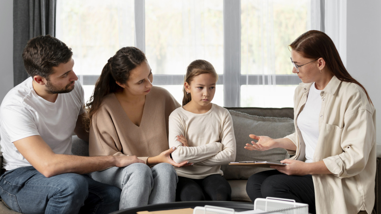 medium-shot-therapist-discussing-with-family